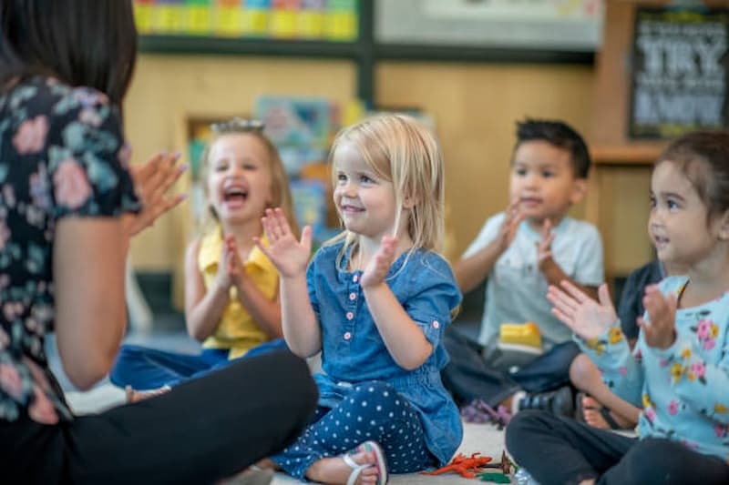 O que faz um auxiliar de creche