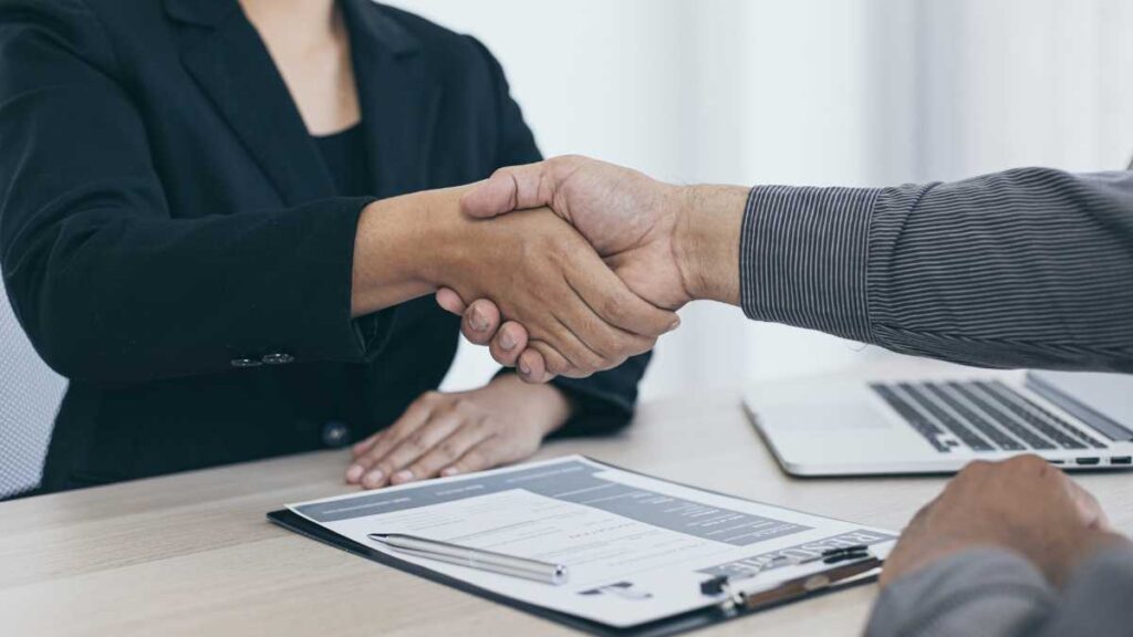 Dicas para a primeira entrevista de emprego: como se preparar